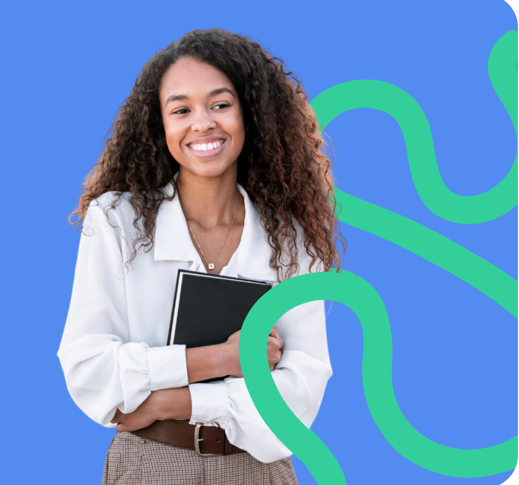 Femme souriante tenant un carnet sur fond bleu