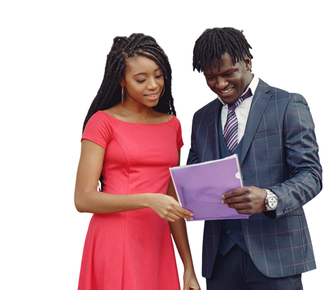 Deux membres d’une association d’autisme en Guyane échangent autour d’un document professionnel .